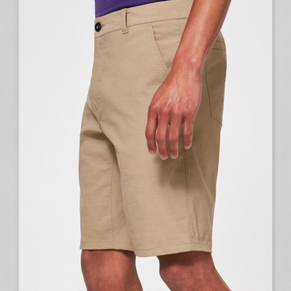 Oakley Men’s Regular Fit Performance Chino Shorts – Light Khaki / Sand (Size 34)